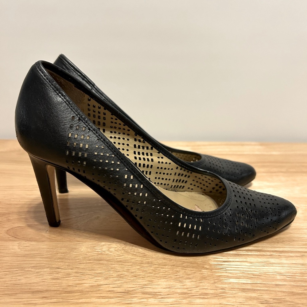 🐝 Ann Taylor Black Pumps - USED 🐝